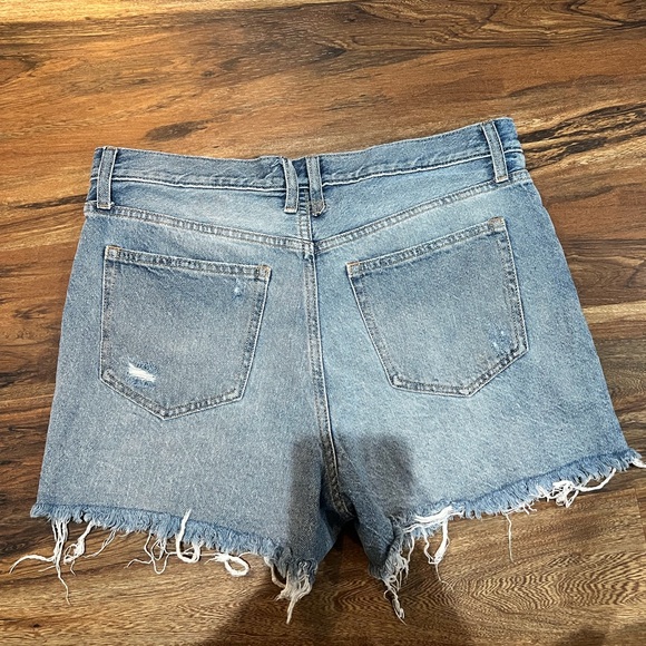 We The Free thirty-one Light Blue Distressed High-Rise Denim Shorts Size 31 EUC - Picture 3 of 3